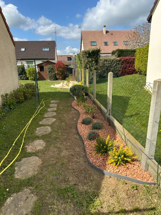 Allée en pas japonais et bordure fleurie