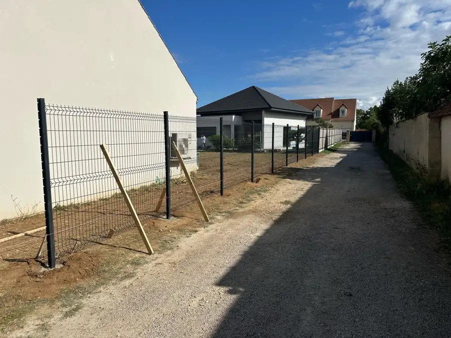 Clôture grillagée rigide le long d’une allée