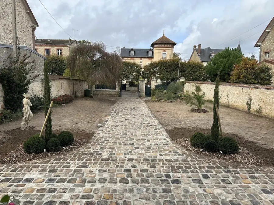 Cour pavée et topiaires
